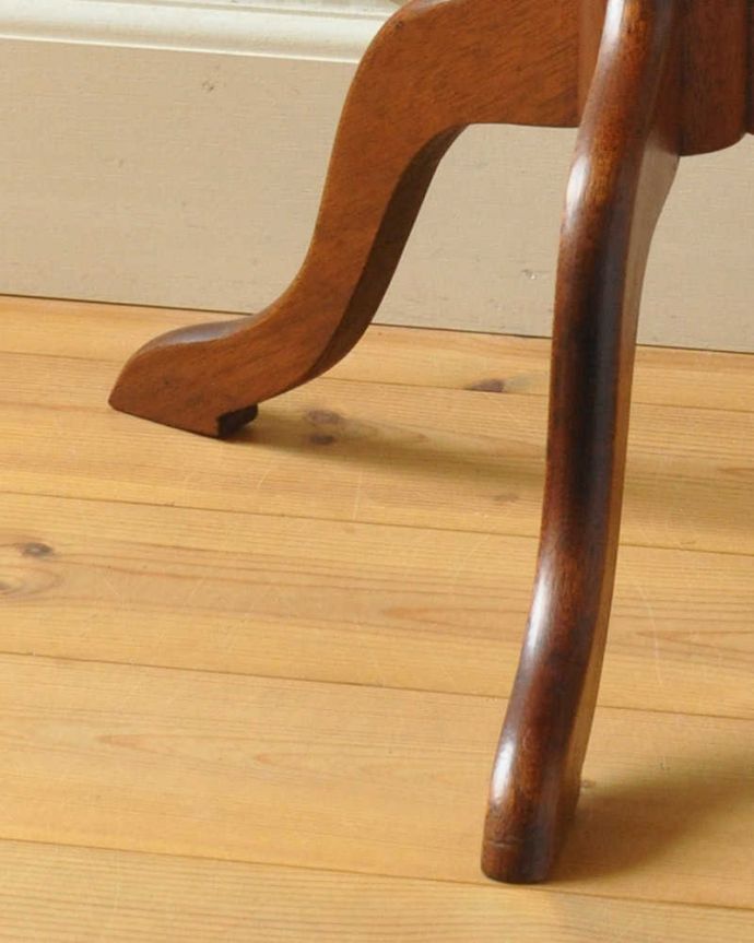 アンティークのテーブル　アンティーク家具　イギリスのアンティーク家具、丸い天板が可愛いティーテーブル。Handleの家具の脚の裏には･･･Handleのアンティーク家具は、床にキズが付かないよう脚の裏にフェルトキーパーをお付けしています。(k-1749-f)