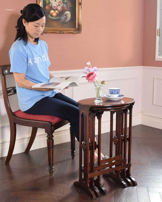 アンティークのテーブル　アンティーク家具　脚の装飾が美しいネストテーブル、イギリスから来たアンティーク家具。もれなく3つをお揃いで1つなのにもれなく3つ付いてきちゃうネストテーブル。(k-1750-f)