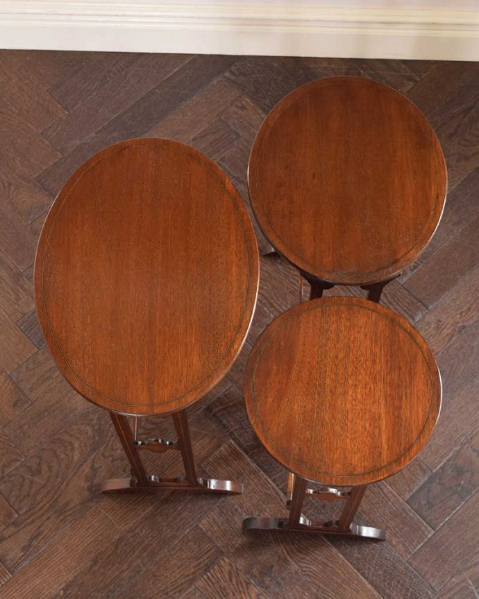 アンティークのテーブル　アンティーク家具　脚の装飾が美しいネストテーブル、イギリスから来たアンティーク家具。3つを並べて上から見てみると･･･大中小3つを並べてみました。(k-1750-f)