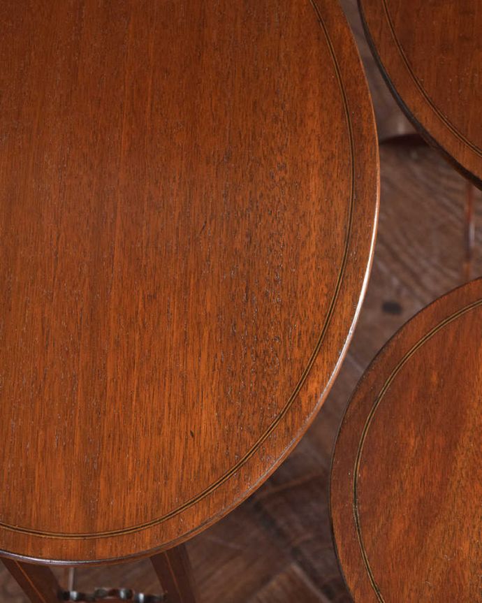 アンティークのテーブル　アンティーク家具　脚の装飾が美しいネストテーブル、イギリスから来たアンティーク家具。天板も修復したのでキレイです修復の際、塗装もキレイにお直ししたので安心して使ってください。(k-1750-f)