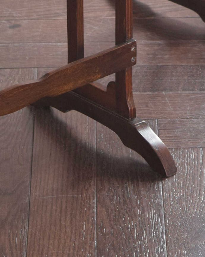 アンティークのテーブル　アンティーク家具　脚の装飾が美しいネストテーブル、イギリスから来たアンティーク家具。持ち上げなくても移動できます！Handleのアンティークは、脚の裏にフェルトキーパーをお付けしていますので、床を滑らせてれば移動が簡単です。(k-1750-f)