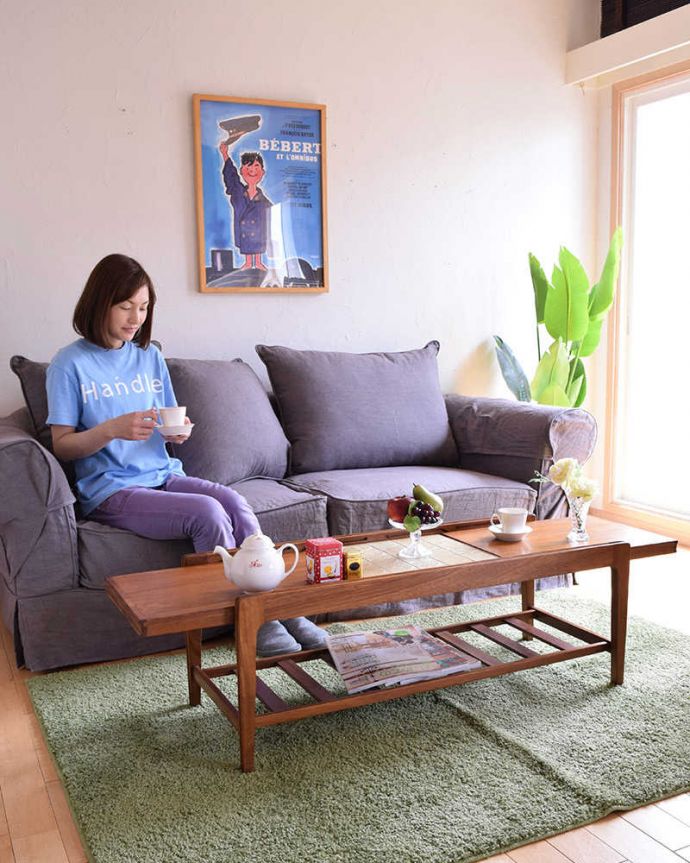 アンティークのテーブル　アンティーク家具　タイルの天板も楽しめるアンティーク家具、便利な伸張式のコーヒーテーブル。パソコンを置いて、コーヒー片手にインターネットで調べ物なんて使い方も憧れますね。(k-1751-f)