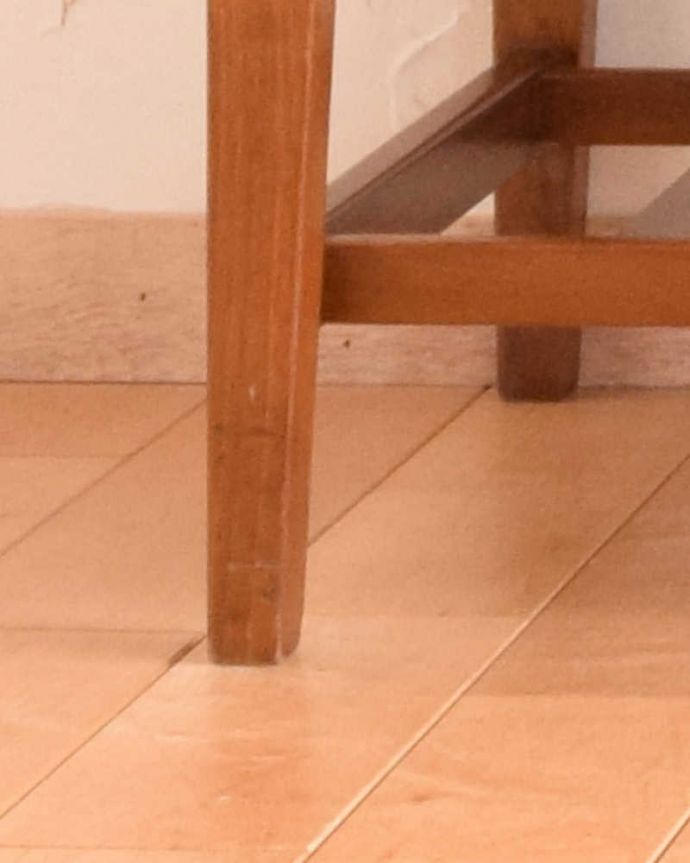 アンティークのテーブル　アンティーク家具　タイルの天板も楽しめるアンティーク家具、便利な伸張式のコーヒーテーブル。脚のデザインがスタイリッシュでかっこいい！キチンとお直ししました。(k-1751-f)