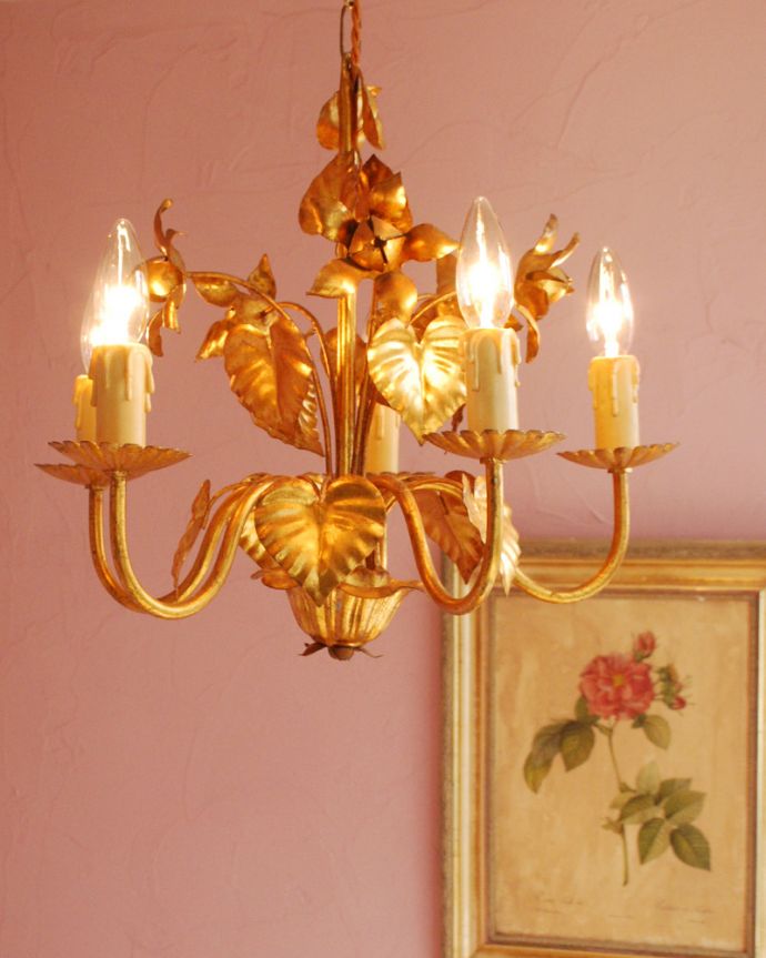 シャンデリア　照明・ライティング　フランス便で到着、お花の装飾が華やかなアンティーク5灯シャンデリア（Ｅ17シャンデリア球付）。エレガントで高級感溢れる雰囲気を演出してくれる真鍮のシャンデリアです。(k-1751-z)