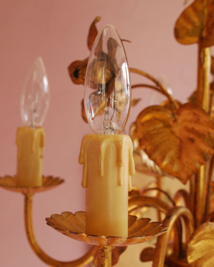 シャンデリア　照明・ライティング　フランス便で到着、お花の装飾が華やかなアンティーク5灯シャンデリア（Ｅ17シャンデリア球付）。本物のキャンドルにも見える装飾です。(k-1751-z)