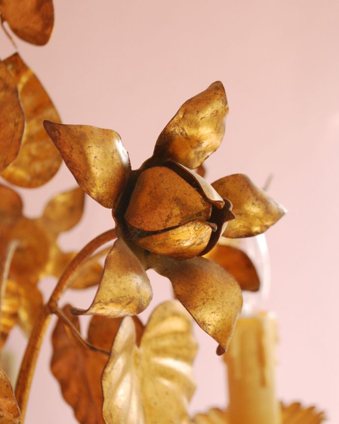 シャンデリア　照明・ライティング　フランス便で到着、お花の装飾が華やかなアンティーク5灯シャンデリア（Ｅ17シャンデリア球付）。細やかな装飾をたっぷりと施しています。(k-1751-z)