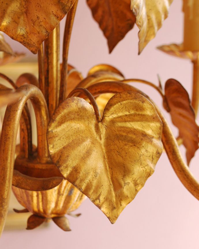 シャンデリア　照明・ライティング　フランス便で到着、お花の装飾が華やかなアンティーク5灯シャンデリア（Ｅ17シャンデリア球付）。本物そっくりに造られた葉っぱ。(k-1751-z)