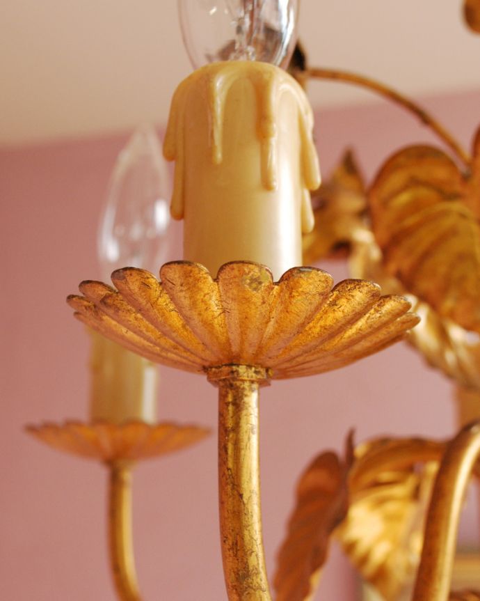 シャンデリア　照明・ライティング　フランス便で到着、お花の装飾が華やかなアンティーク5灯シャンデリア（Ｅ17シャンデリア球付）。隅々までこだわったデザインなのでどこから見ても楽しめます。(k-1751-z)