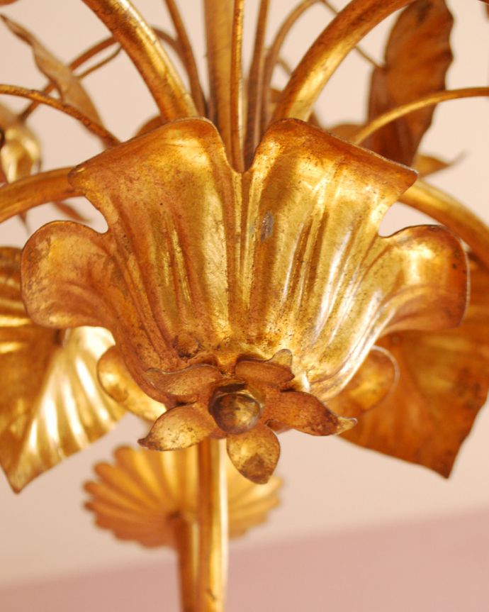 シャンデリア　照明・ライティング　フランス便で到着、お花の装飾が華やかなアンティーク5灯シャンデリア（Ｅ17シャンデリア球付）。下から見上げたときにも、ドキッとするような装飾が隠されています。(k-1751-z)