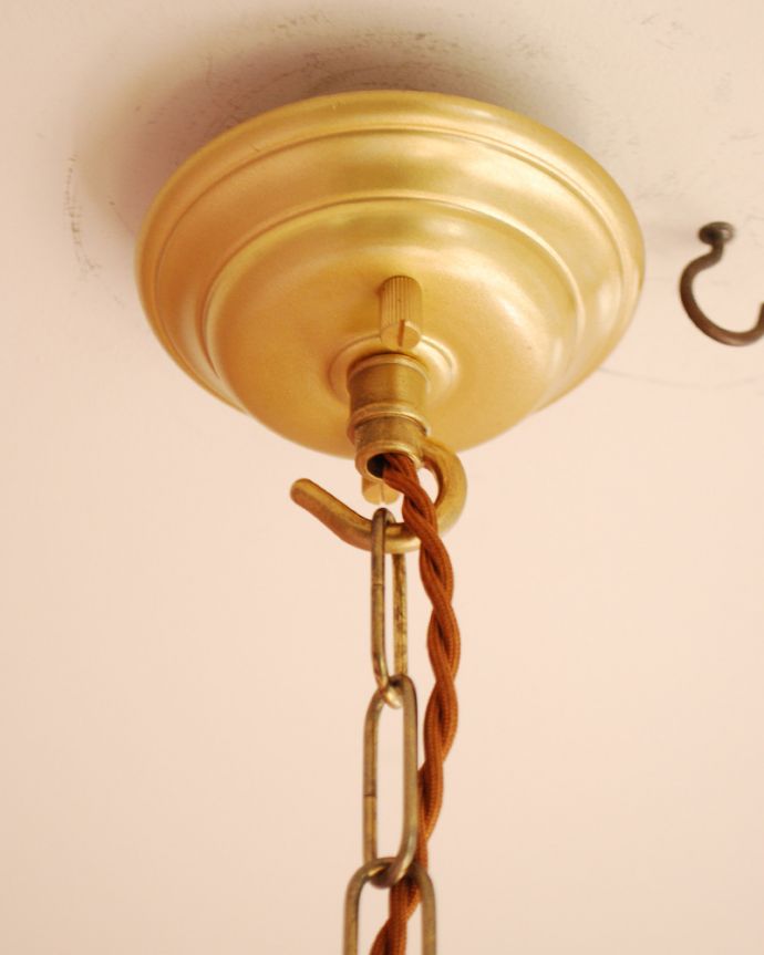 シャンデリア　照明・ライティング　フランス便で到着、お花の装飾が華やかなアンティーク5灯シャンデリア（Ｅ17シャンデリア球付）。照明の高さを変えたい場合は、S字フックにチェーンを引っ掛けて調節して下さい。(k-1751-z)