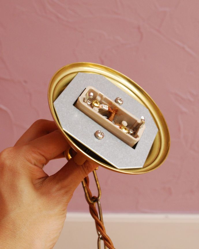 シャンデリア　照明・ライティング　フランス便で到着、お花の装飾が華やかなアンティーク5灯シャンデリア（Ｅ17シャンデリア球付）。引っ掛けシーリングのタイプに加工してお届けしますので、リビングやダイニングテーブルの上などお好きな場所に簡単に取り付けてみてください。(k-1751-z)