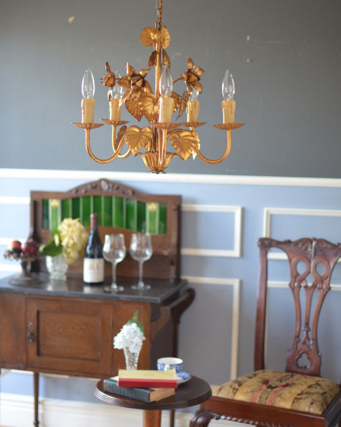 シャンデリア　照明・ライティング　フランス便で到着、お花の装飾が華やかなアンティーク5灯シャンデリア（Ｅ17シャンデリア球付）。時間を経て少しずつ色あせた真鍮はしっとりした大人色。(k-1751-z)