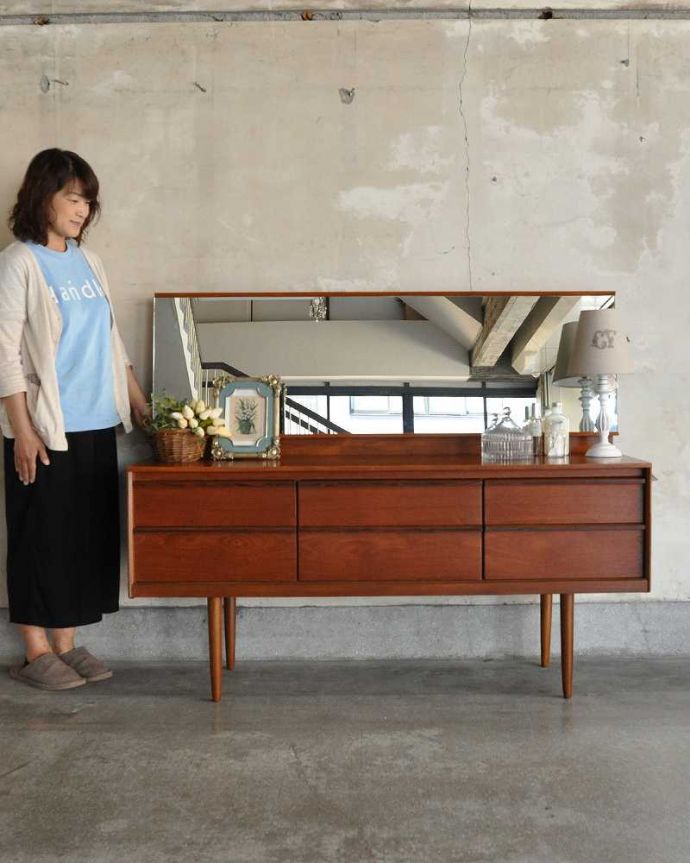 アンティークのドレッサー　アンティーク家具　スッキリとしたスマートなデザインのヴィンテージ家具、引き出しがたっぷり付いたドレッサー。脚があるので軽やかな印象です。(k-1752-f)