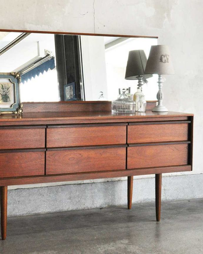 アンティークのドレッサー　アンティーク家具　スッキリとしたスマートなデザインのヴィンテージ家具、引き出しがたっぷり付いたドレッサー。この時代に多く見られるチェストにミラーがついたタイプのキャビネット。(k-1752-f)