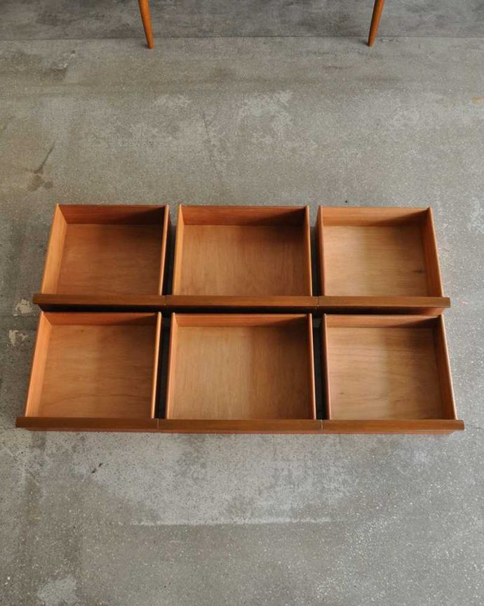 アンティークのドレッサー　アンティーク家具　スッキリとしたスマートなデザインのヴィンテージ家具、引き出しがたっぷり付いたドレッサー。引き出しがあるので細かいものもしまえてとっても便利です。(k-1752-f)