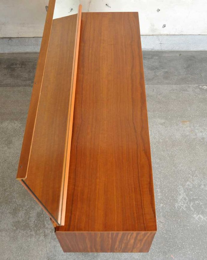 アンティークのドレッサー　アンティーク家具　スッキリとしたスマートなデザインのヴィンテージ家具、引き出しがたっぷり付いたドレッサー。天板もキレイに塗装を仕上げました。(k-1752-f)