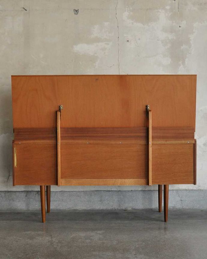 アンティークのドレッサー　アンティーク家具　スッキリとしたスマートなデザインのヴィンテージ家具、引き出しがたっぷり付いたドレッサー。アンティークは新品ではないので、もちろん経年変化によるキズはありますが、専門の職人が目立たないようキレイにお直しをしているので、後姿までキレイです。(k-1752-f)