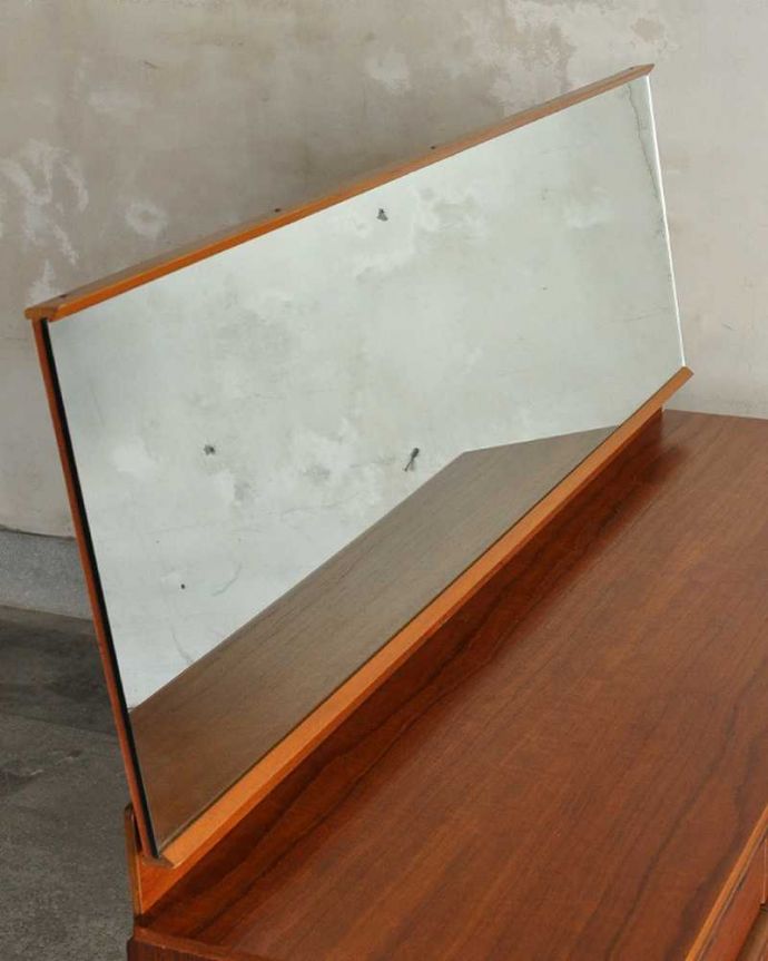 アンティークのドレッサー　アンティーク家具　スッキリとしたスマートなデザインのヴィンテージ家具、引き出しがたっぷり付いたドレッサー。大きな鏡はお部屋を広く見せる効果大。(k-1752-f)