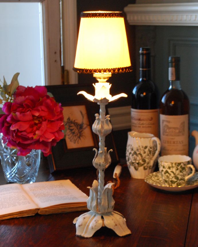 スタンドライト　照明・ライティング　お花のモチーフが可愛いフランスのアンティークテーブルランプ（Ｅ17シャンデリア球付）。隅々までこだわったデザインなのでどこから見ても楽しめます。(k-1752-z)