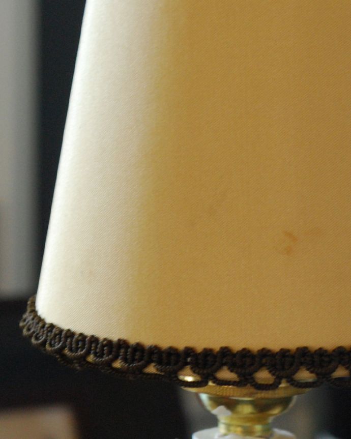 スタンドライト　照明・ライティング　お花のモチーフが可愛いフランスのアンティークテーブルランプ（Ｅ17シャンデリア球付）。縁のブラウンレースがアクセントになっています。(k-1752-z)