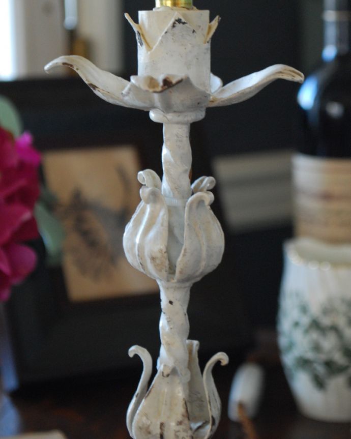 スタンドライト　照明・ライティング　お花のモチーフが可愛いフランスのアンティークテーブルランプ（Ｅ17シャンデリア球付）。ツボミだったり、お花が咲いていたり。(k-1752-z)