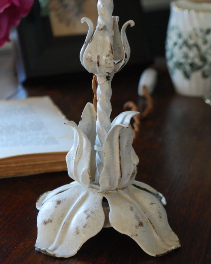 スタンドライト　照明・ライティング　お花のモチーフが可愛いフランスのアンティークテーブルランプ（Ｅ17シャンデリア球付）。ペイントのかすれ具合は、アンティークでしか表現できない風合いです。(k-1752-z)