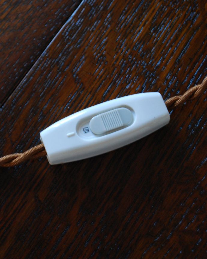 スタンドライト　照明・ライティング　お花のモチーフが可愛いフランスのアンティークテーブルランプ（Ｅ17シャンデリア球付）。スイッチです。(k-1752-z)