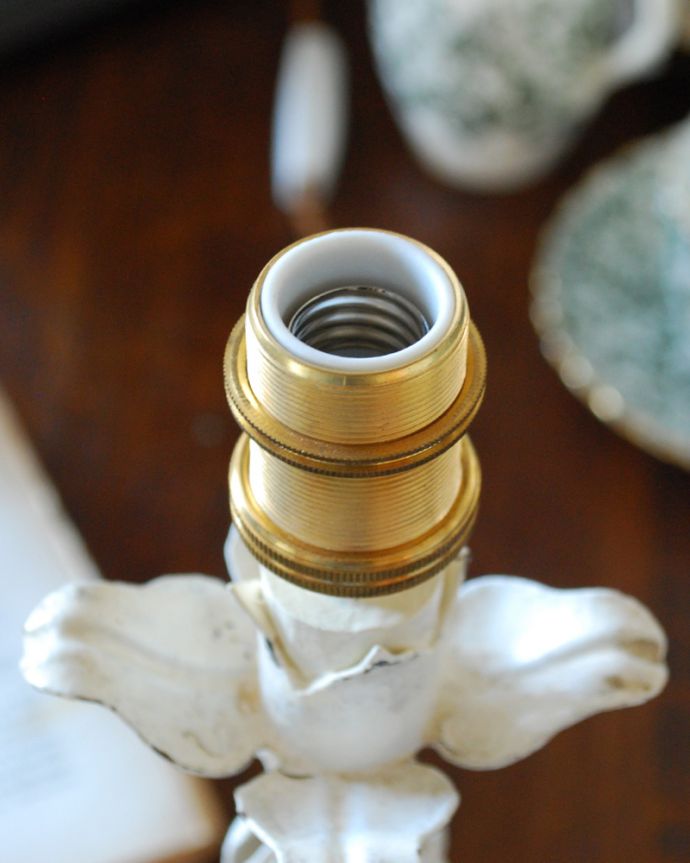 スタンドライト　照明・ライティング　お花のモチーフが可愛いフランスのアンティークテーブルランプ（Ｅ17シャンデリア球付）。しっかりオーバーホウルをしたので、ご安心下さい。(k-1752-z)