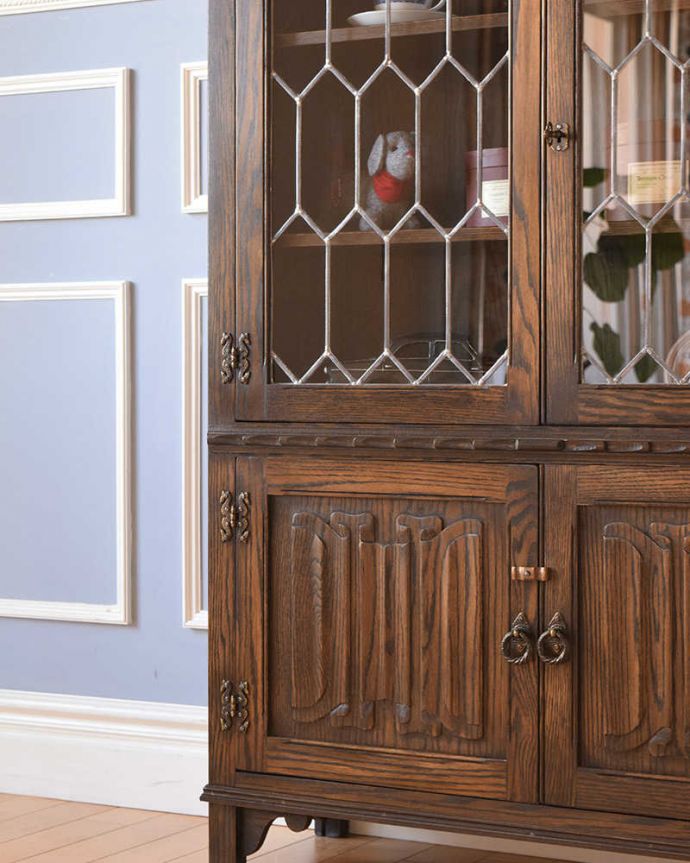 アンティークのキャビネット　アンティーク家具　英国輸入のアンティーク家具、ケイム材のガラス戸が美しいブックケース（本棚）。アンティークのガラスがキレイにはめ込んであります。(k-1754-f)