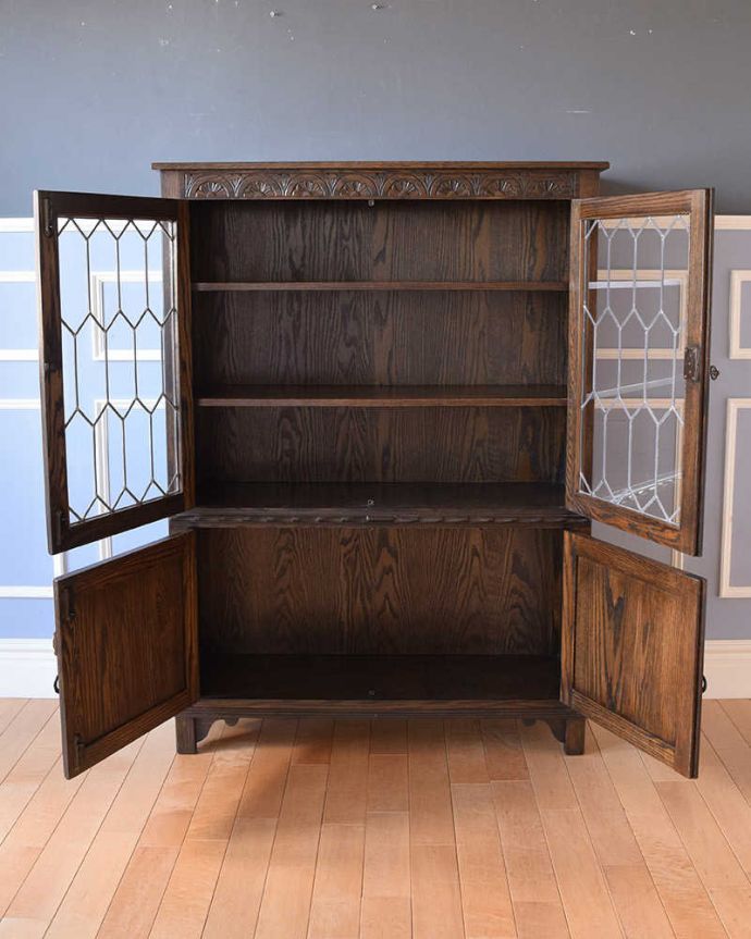 アンティークのキャビネット　アンティーク家具　英国輸入のアンティーク家具、ケイム材のガラス戸が美しいブックケース（本棚）。棚板があるので整理しやすいです。(k-1754-f)