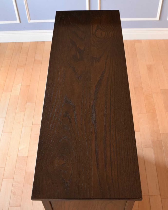 アンティークのキャビネット　アンティーク家具　英国輸入のアンティーク家具、ケイム材のガラス戸が美しいブックケース（本棚）。天板もピカピカにお直ししました。(k-1754-f)