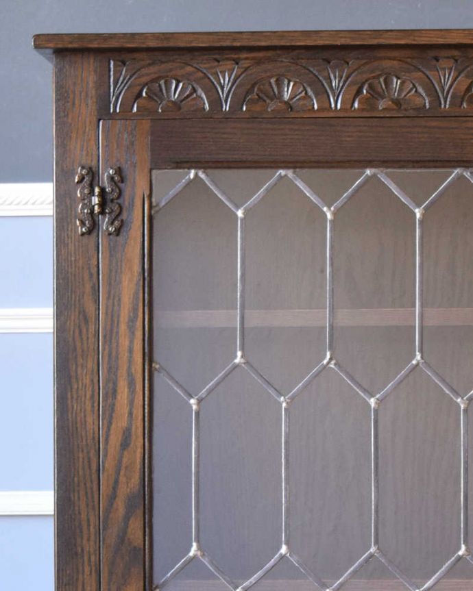 アンティークのキャビネット　アンティーク家具　英国輸入のアンティーク家具、ケイム材のガラス戸が美しいブックケース（本棚）。風格と品がある装飾はリビングはもちろん、和室や書斎、客間にも最適。(k-1754-f)