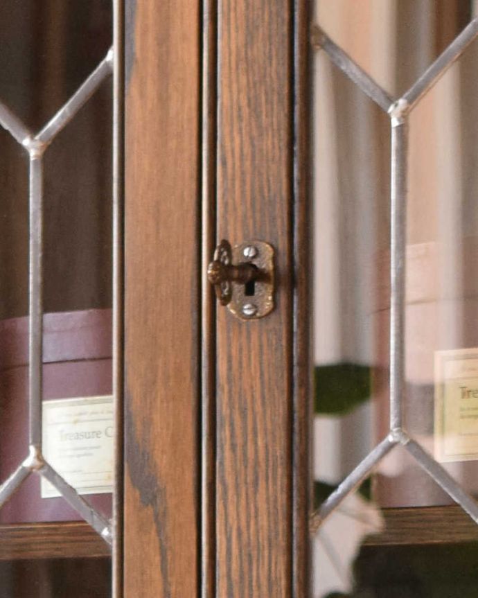 アンティークのキャビネット　アンティーク家具　英国輸入のアンティーク家具、ケイム材のガラス戸が美しいブックケース（本棚）。ガラス扉の取っ手は鍵です。(k-1754-f)