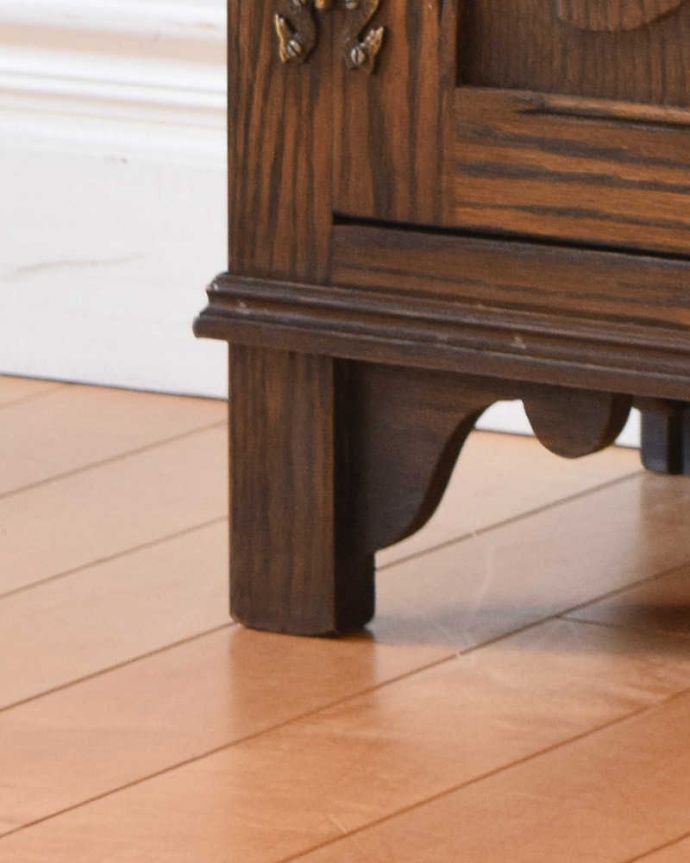 アンティークのキャビネット　アンティーク家具　英国輸入のアンティーク家具、ケイム材のガラス戸が美しいブックケース（本棚）。きちんと支えます。(k-1754-f)