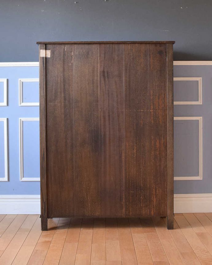 アンティークのキャビネット　アンティーク家具　英国輸入のアンティーク家具、ケイム材のガラス戸が美しいブックケース（本棚）。アンティークは新品ではないので、もちろん経年変化によるキズはありますが、専門の職人が目立たないようキレイにお直しをしているので、後姿までキレイです。(k-1754-f)