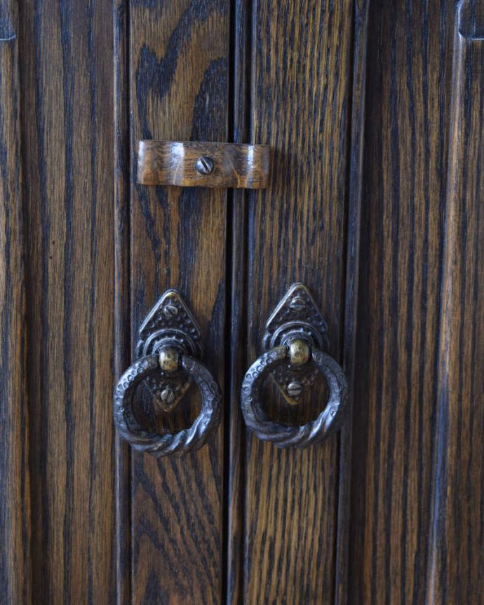 アンティークのキャビネット　アンティーク家具　英国輸入のアンティーク家具、ケイム材のガラス戸が美しいブックケース（本棚）。木製の扉の取っ手です。(k-1754-f)