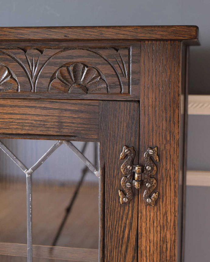 アンティークのキャビネット　アンティーク家具　英国輸入のアンティーク家具、ケイム材のガラス戸が美しいブックケース（本棚）。当時の蝶番も美しいデザインです。(k-1754-f)