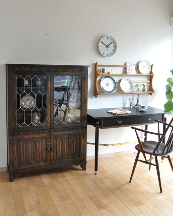アンティークのキャビネット　アンティーク家具　英国輸入のアンティーク家具、ケイム材のガラス戸が美しいブックケース（本棚）。ダイニングでもリビングでも･･･このステキなキャビネットは、正直、場所を問わずどこに置いても似合う！ダイニングではカップボードとして、お気に入りの食器を飾りながら収納。(k-1754-f)