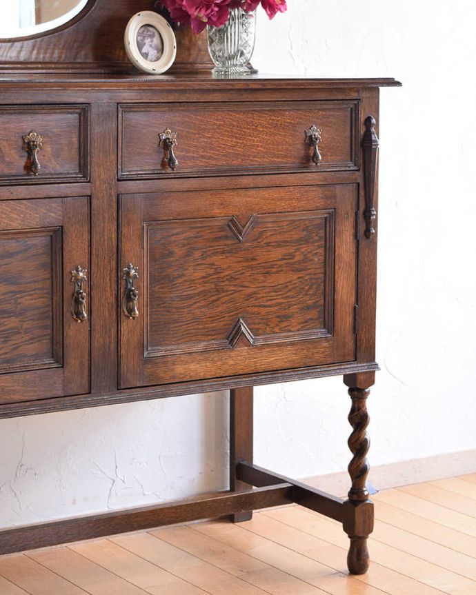 サイドボード　アンティーク家具　英国輸入の和室にも馴染むアンティーク家具、オーバルミラーバックサイドボード。見た目が美しいだけじゃなく、収納力もたっぷり！英国アンティークの雰囲気漂うサイドボードは、見た目はもちろん、たっぷりの収納出来ちゃうところが魅力。(k-1755-f)