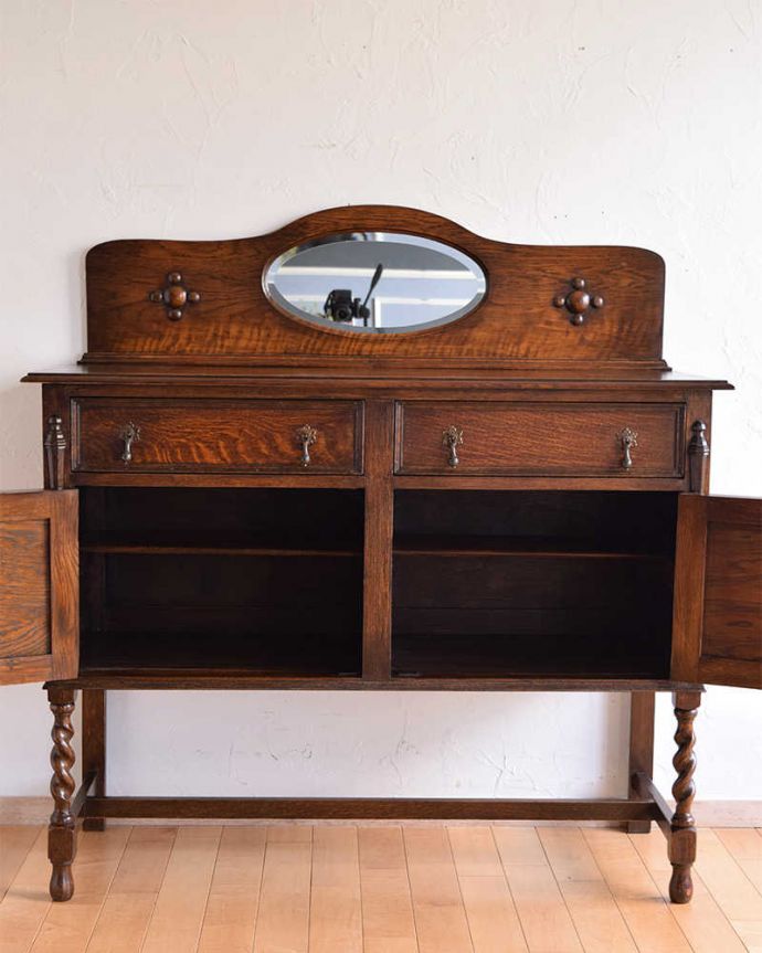 サイドボード　アンティーク家具　英国輸入の和室にも馴染むアンティーク家具、オーバルミラーバックサイドボード。扉を開けて中を見てみると･･･扉収納はこんな風になっています。(k-1755-f)