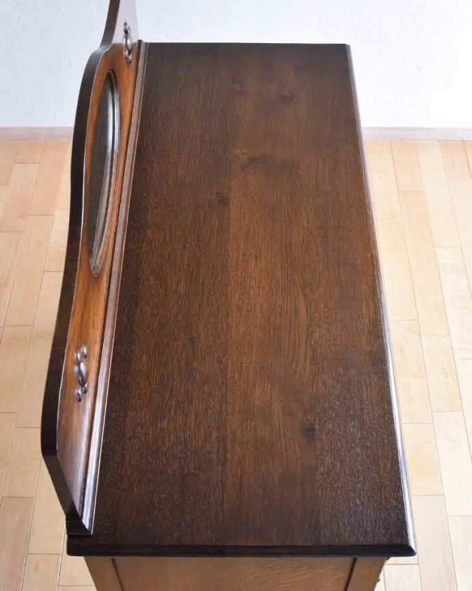 サイドボード　アンティーク家具　英国輸入の和室にも馴染むアンティーク家具、オーバルミラーバックサイドボード。天板部分もキレイに修復しました。(k-1755-f)