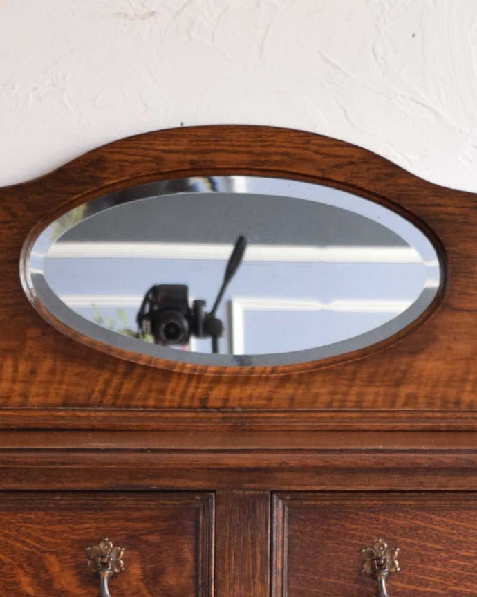 サイドボード　アンティーク家具　英国輸入の和室にも馴染むアンティーク家具、オーバルミラーバックサイドボード。美しいアンティークのミラーアンティークのミラーはカッティングがキレイ！新しい鏡に交換することも出来るので、ご希望の方はお知らせ下さい。(k-1755-f)