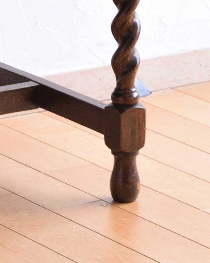 サイドボード　アンティーク家具　英国輸入の和室にも馴染むアンティーク家具、オーバルミラーバックサイドボード。女性でも運べちゃう理由は･･･Handleのアンティークは、脚の裏にフェルトキーパーをお付けしていますので、重い家具でも床を滑らせれて移動する事が出来ます。(k-1755-f)