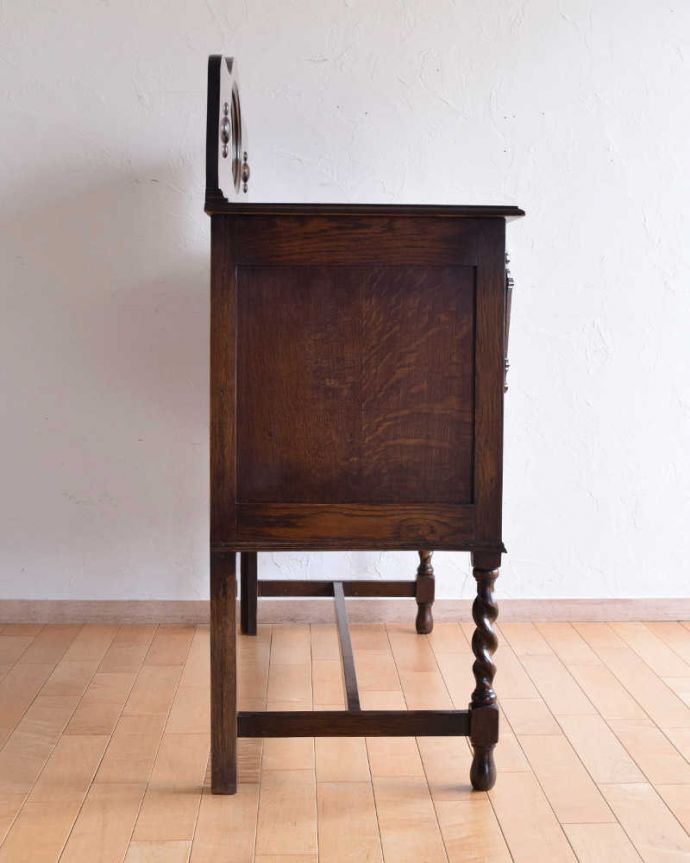 サイドボード　アンティーク家具　英国輸入の和室にも馴染むアンティーク家具、オーバルミラーバックサイドボード。横から見た姿もステキ横から見てみるとこんな感じです。(k-1755-f)