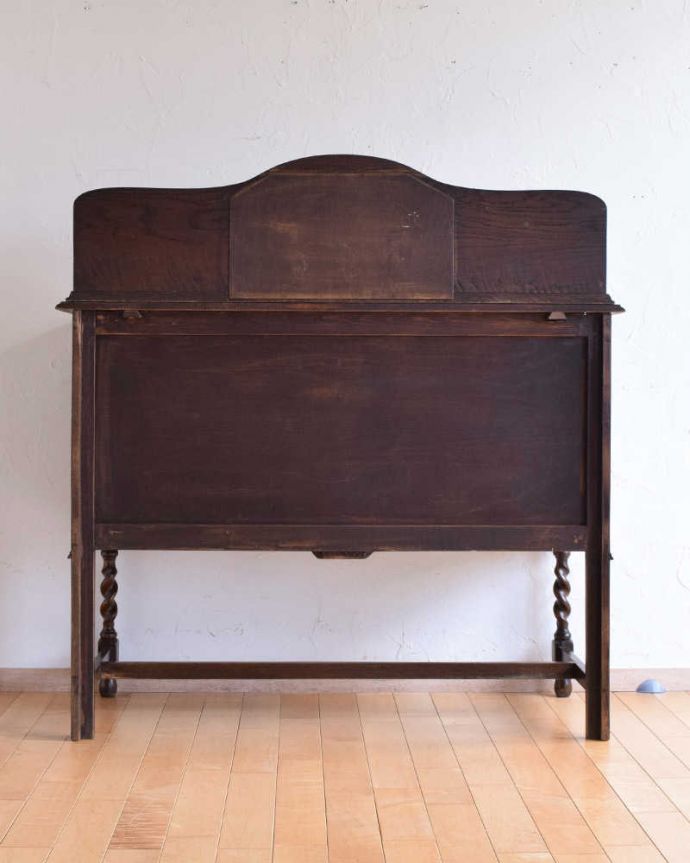 サイドボード　アンティーク家具　英国輸入の和室にも馴染むアンティーク家具、オーバルミラーバックサイドボード。もちろん、後ろ姿もキレイです。(k-1755-f)