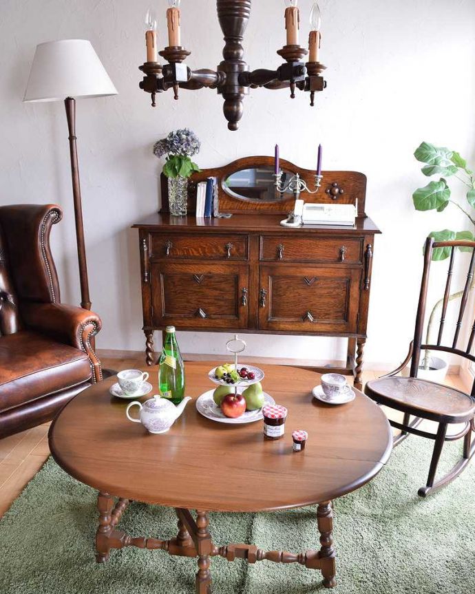 サイドボード　アンティーク家具　英国輸入の和室にも馴染むアンティーク家具、オーバルミラーバックサイドボード。どんなお部屋でも特別な空間になってしまう事、間違いナシの存在感です。(k-1755-f)