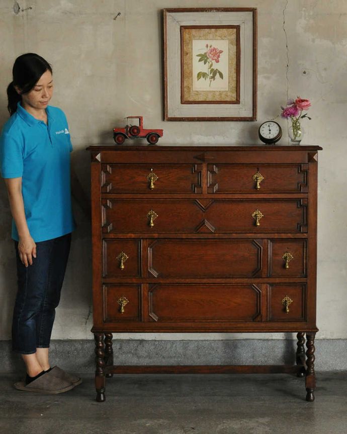 アンティークのチェスト　アンティーク家具　アンティーク家具、伝統的アンティークの風格たっぷりな５杯引き出しの英国チェスト。英国アンティークらしい落ち着いたチェストチョコレート色の落ち着いた雰囲気が英国らしいアンティークのチェスト。(k-1756-f)