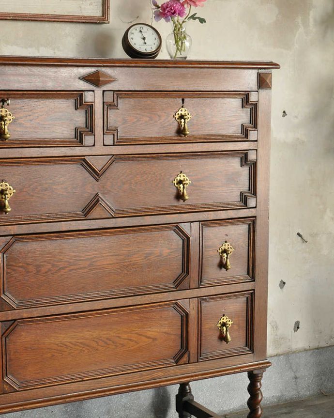 アンティークのチェスト　アンティーク家具　アンティーク家具、伝統的アンティークの風格たっぷりな５杯引き出しの英国チェスト。見た目はもちろん、実用的に使って楽しみましょうアンティークのチェストは見た目はもちろん、たっぷり収納も出来る実力派なんです。(k-1756-f)