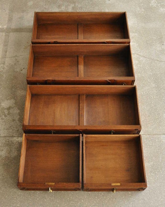 アンティークのチェスト　アンティーク家具　アンティーク家具、伝統的アンティークの風格たっぷりな５杯引き出しの英国チェスト。何を入れてもいいようにキレイに修復しました！このタイプの修復には自信があります！引き出しの中も専門の職人がキレイに修復したので、お洋服はもちろん、いろんなものを収納して使えます。(k-1756-f)