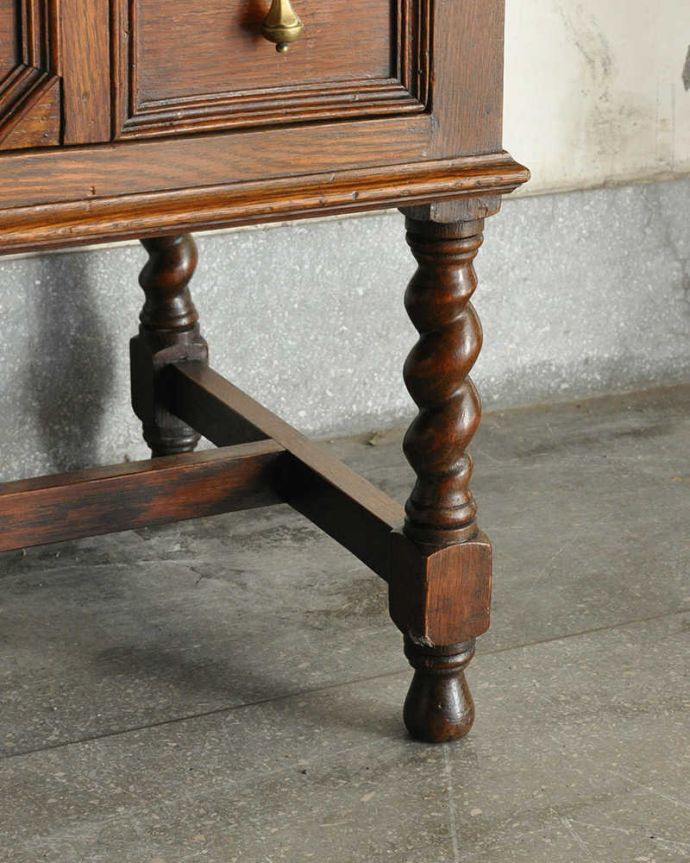 アンティークのチェスト　アンティーク家具　アンティーク家具、伝統的アンティークの風格たっぷりな５杯引き出しの英国チェスト。女性1人でラクラク運べちゃう仕掛けHandleのアンティークは、脚の裏にフェルトキーパーをお付けしています。(k-1756-f)